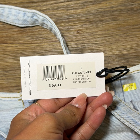 WeWoreWhat Light Wash Denim Mini Skirt with Cut-Out Waist Size L NWT - Picture 5 of 13